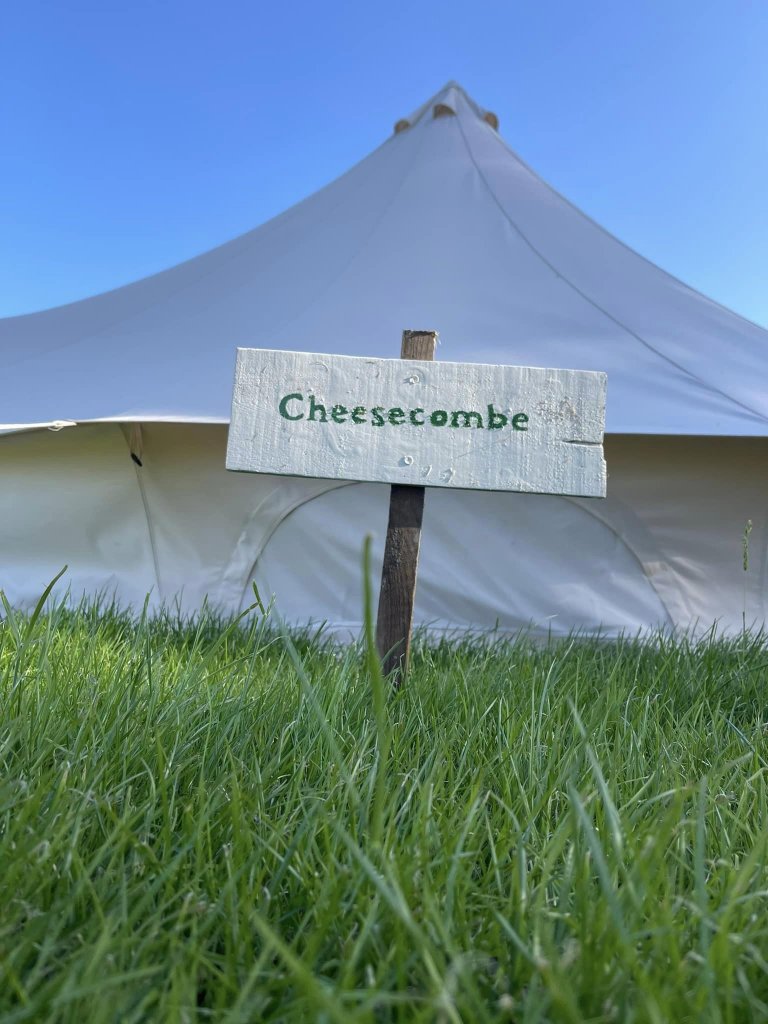 a sign that reads cheesecombe