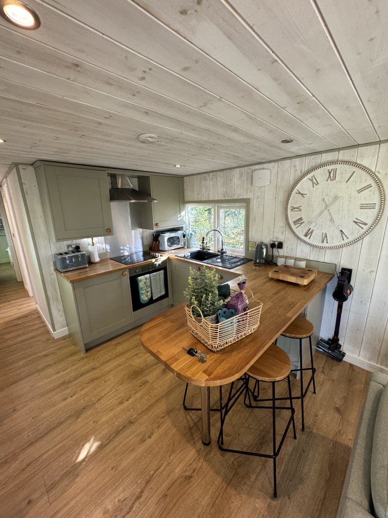 Headlands Lodge kitchen and dining area
