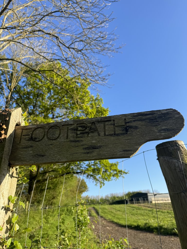 Headlands Lodge footpath sign